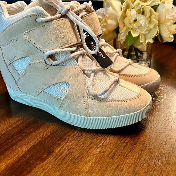 BRAND NEW Women's Sorel Out N About Sporty Wedge Sneaker Booties in Sand Size 9 - Picture 2 of 8
